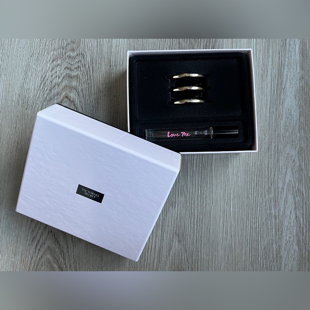 Victoria’s Secret | ‘Love Me’ Bracelet Gift Set